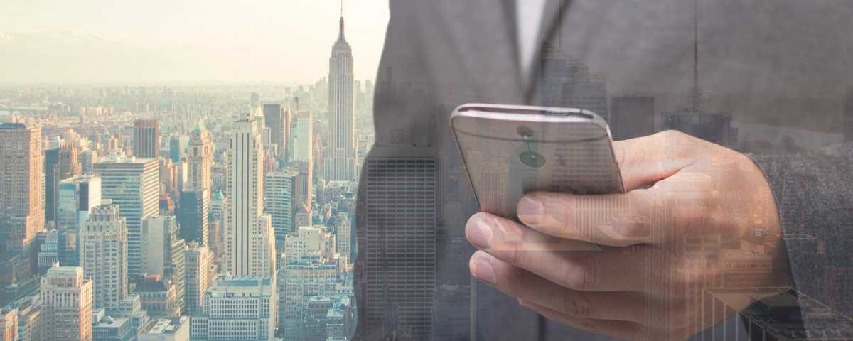 property manager con smartphone e sullo sfondo new york