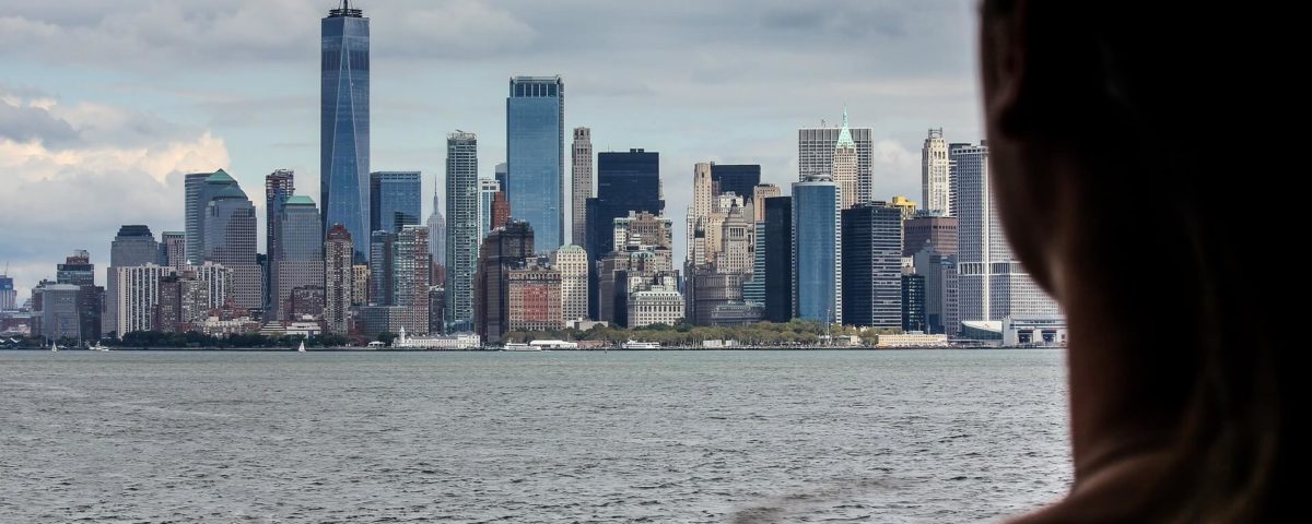 ragazza osserva panorama di new york mentre sta per trasferirsi in città