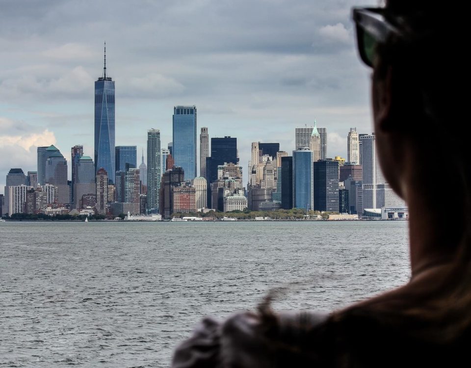 ragazza osserva panorama di new york mentre sta per trasferirsi in città