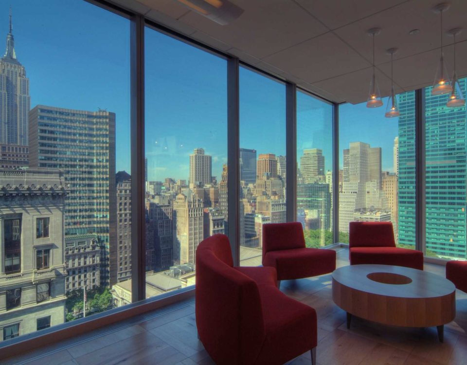 Un ufficio a New York con vista sui grattacieli